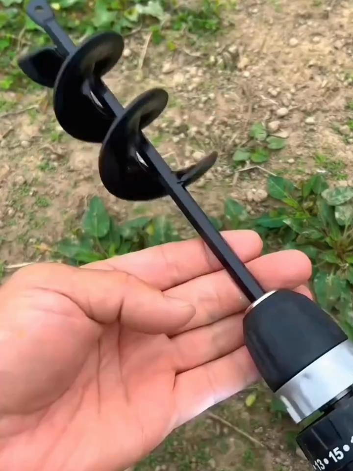 Mașină de găurit manual cu tijă în spirală pentru plantarea semințelor, florilor, legumelor, în seră cu burghiu electric și lanternă.