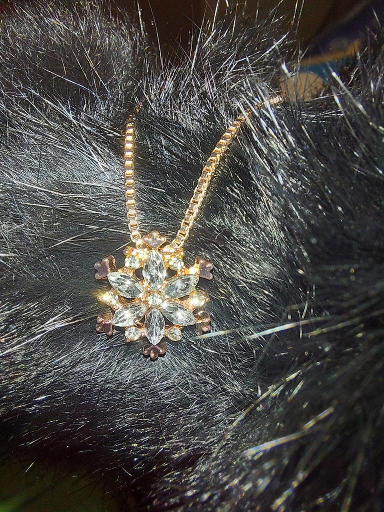Collana Natalizia Dorata A Strati – Fiocco Di Neve E Alberello Di Natale – Gioiello Girocollo Per Donne