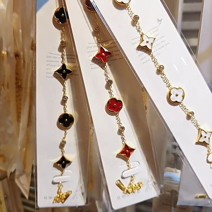 Titanium steel bracelet for bathing four-leaf clover bracelet versatile and high-end ladies bracelet