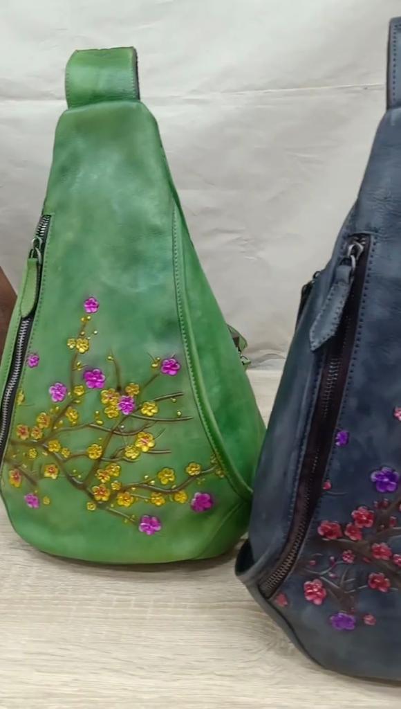 Retro taška na hrudi Crossbody kabelky z hovězí kůže pro ženy 2024 Nová ručně vyrobená embosovaná módní květinová dámská taška Messenger