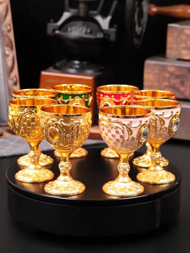 2 stykker retro middelalderstil imitasjon renessanse hellig gral beger, luksuriøs gullfinish med utsøkte blomstermønstre, håndlagde metallkopper
