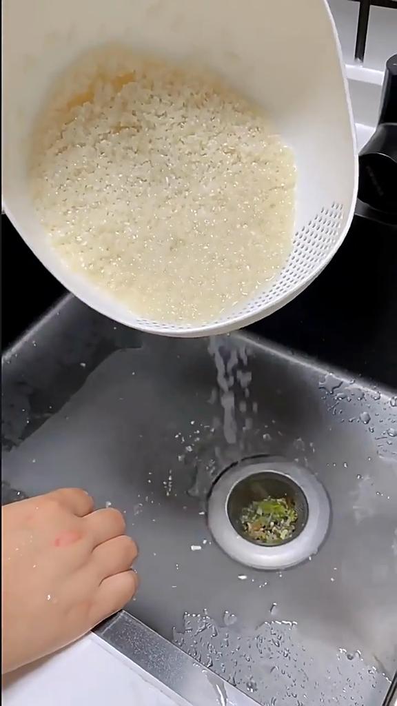 Rice Washing and Draining Basket, Creative Sieve with Handle, Convenient and Multifunctional, Large Capacity Streamlined Design for Quick Drainage