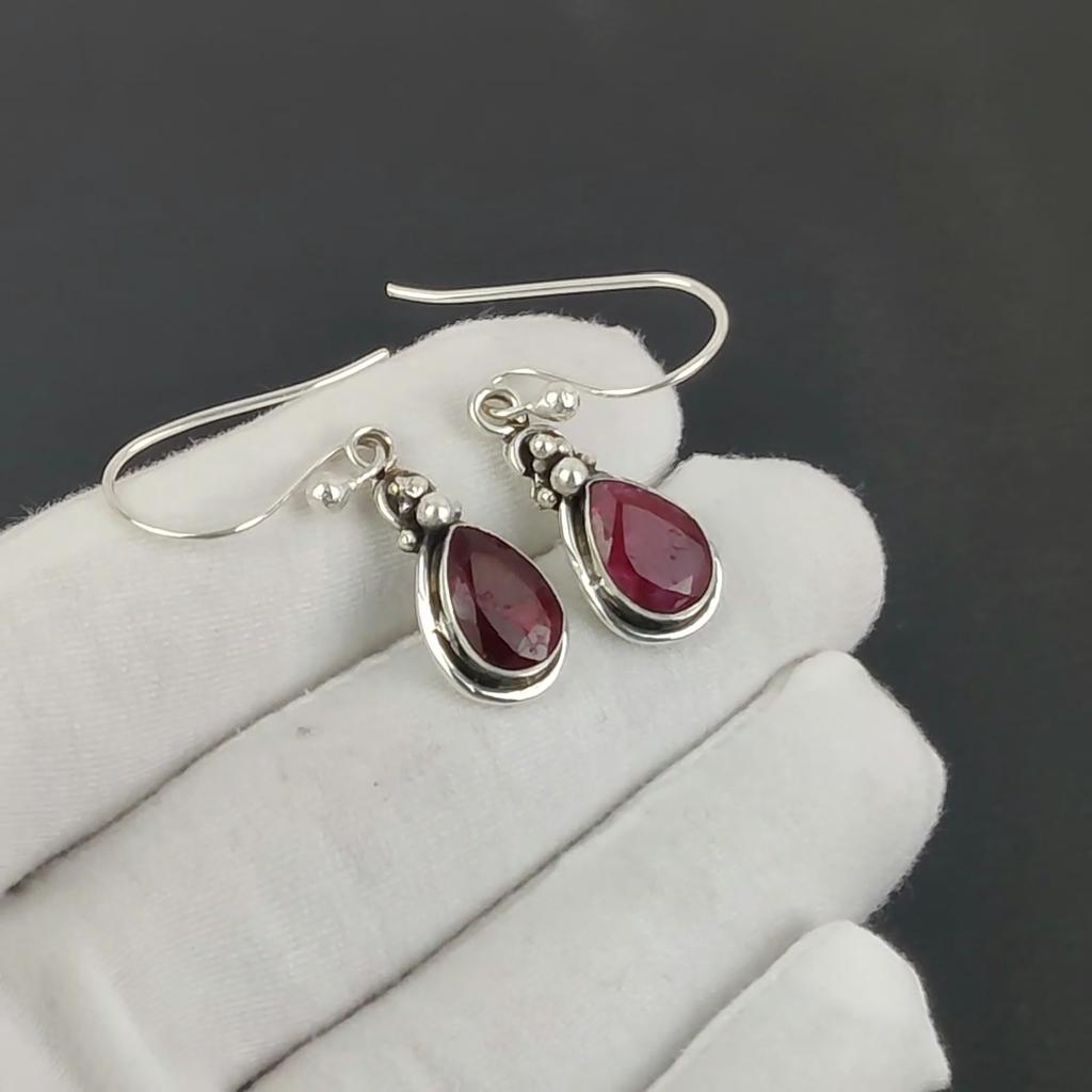 Jemné náušnice s drahokamami Kašmírsky rubín, Náušnice zo striebra 925, Ručne vyrábané boho strieborné visiace náušnice, Darček k výročiu