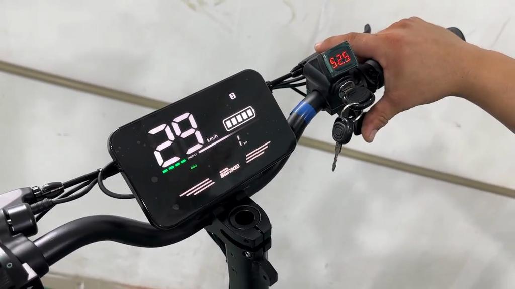 Elektrická koloběžka skládací OOTD T10 900W motor maximální rychlost 50 km/h e-koloběžka pro dospělé 48V 13.5AH maximální dojezd 50 km nosnost 120 kg