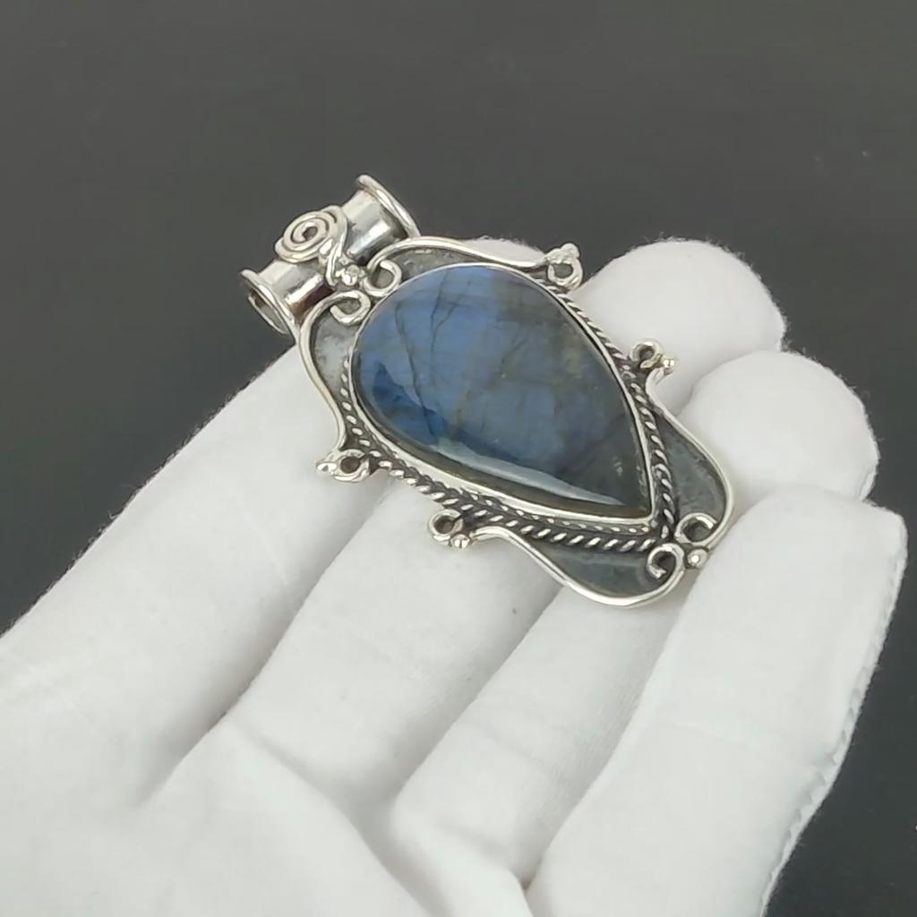 Wisiorek z Labradorytu, Ręcznie robiona biżuteria ze srebra próby 925, Srebrny wisiorek z Labradorytu, Biżuteria na imprezę dla kobiet, Wisiorek jako prezent rocznicowy