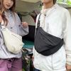 Borsa a tracolla minimalista con tracolla regolabile e tasca anteriore con zip