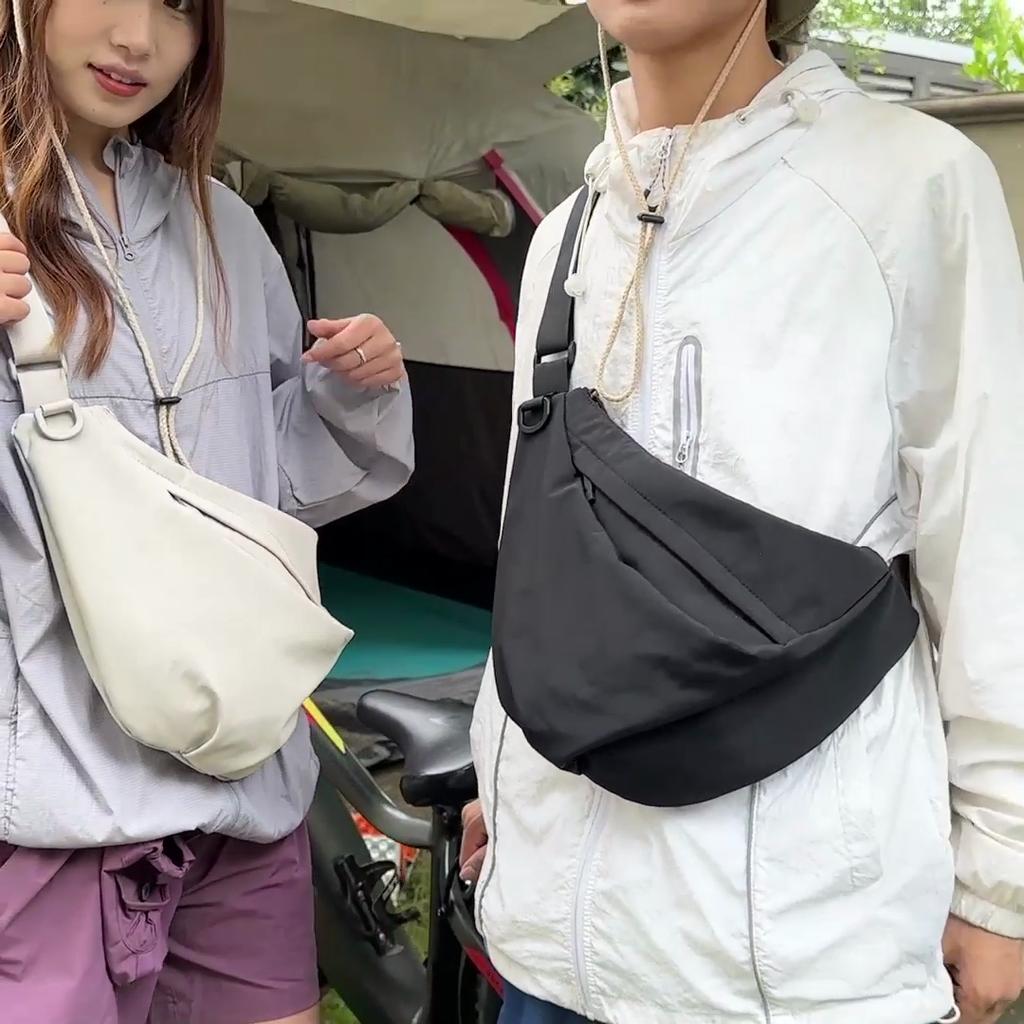 Borsa a tracolla minimalista con tracolla regolabile e tasca anteriore con zip
