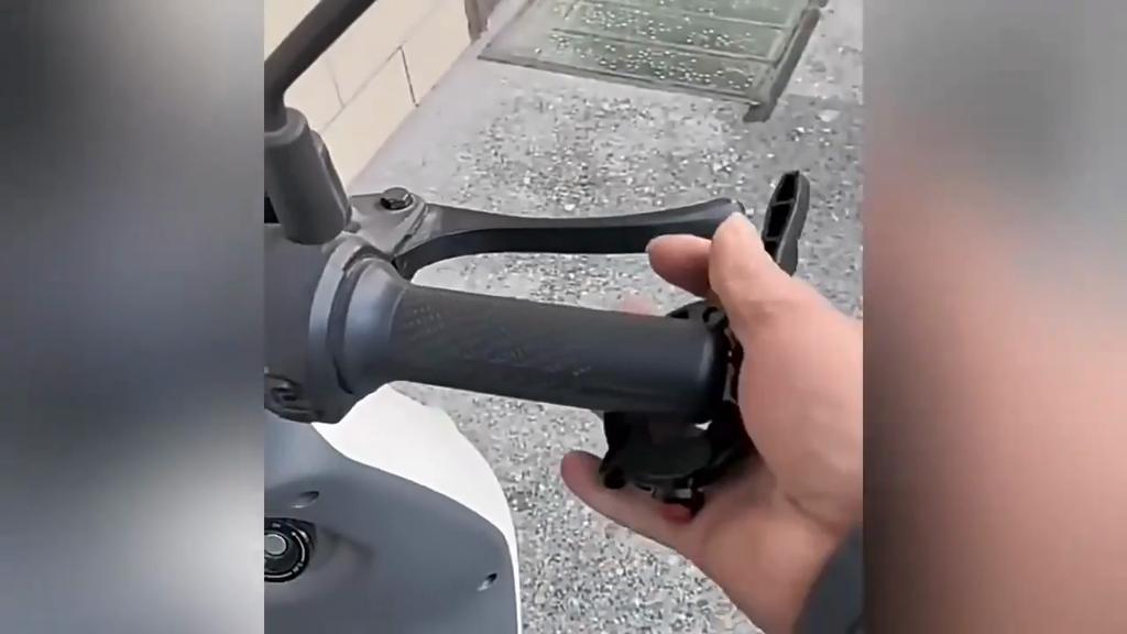 1Pc Motorcycle Electric Vehicle Cruise Control Throttle Clip Energy-Saving Device Transparent Electric Vehicle Booster