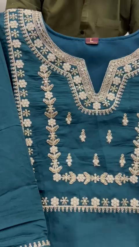 Apresentando um lindo conjunto de terno pesado com bordados à mão intrincados, tecelagem Zari . Combina com calças combinando e jecard Dupatta.