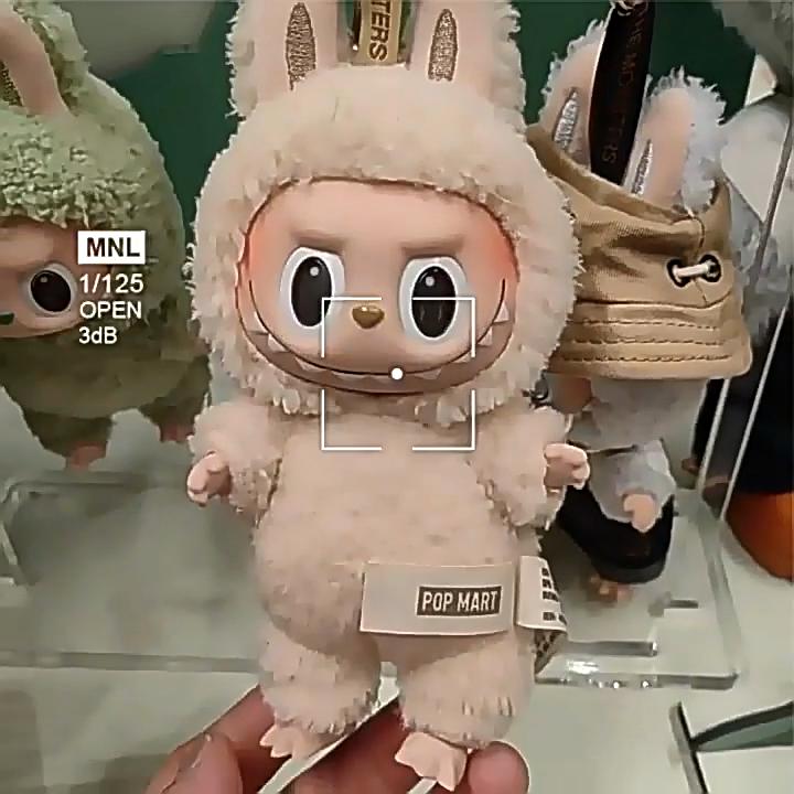 Anime obrázek Labubu vinylový přívěsek panenka model hračka roztomilá monstrum replika klíčenka dárky k narozeninám