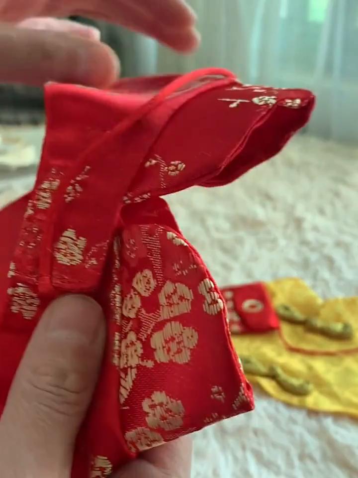 Chinese New Year Costume for Cats and Dogs with Red Envelope - Perfect for Festive Celebrations