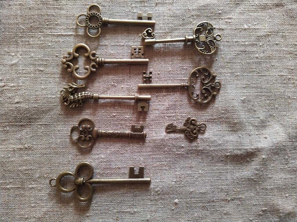 Acquista 8 pezzi di nuove grandi chiavi scheletrate vintage, chiavi antiche, gioielli pendenti, decorazioni artigianali in Italia a partire da 1.74