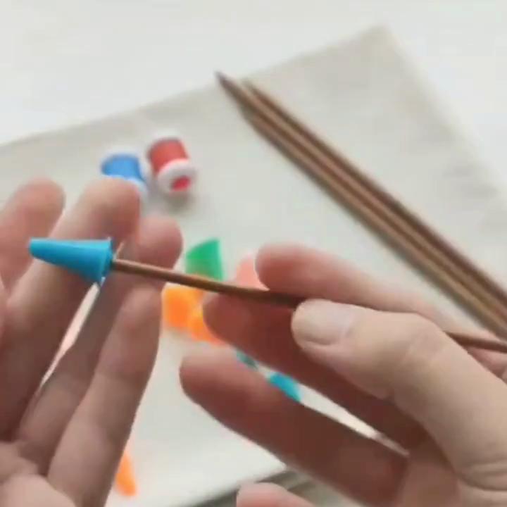 8 kegelförmige Stricknadelkappen-Spitzenschutz aus Gummi in verschiedenen Farben für Strick- und Nähzubehör.