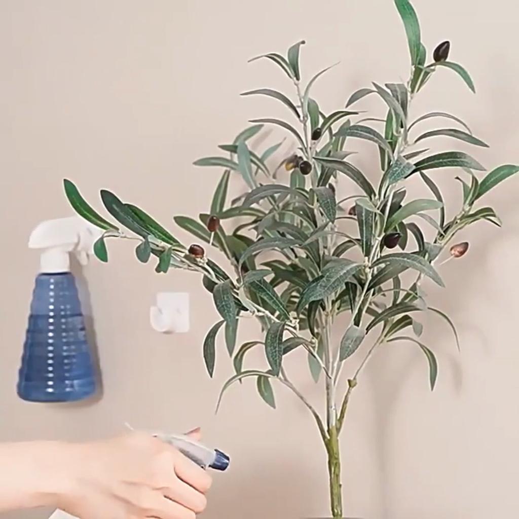 Silná přilnavá spona na záclonovou tyč s držákem bez průrazu pro dveřní závěsy. Teleskopický design pro snadnou instalaci.