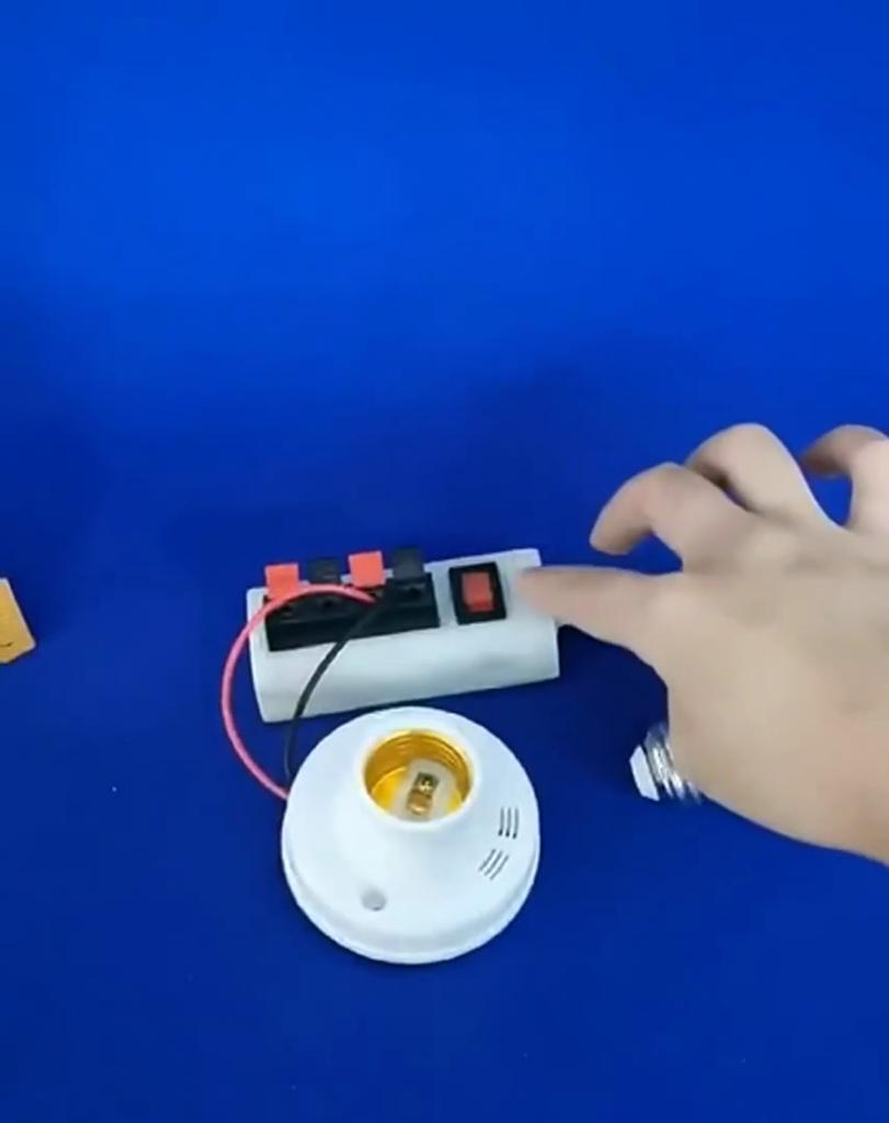 E27 Screw Lamp Base Sound Voice Control Delay Switch Light Socket Adapter LED Bulb Holder 110-240V LED E27 Lamp Base