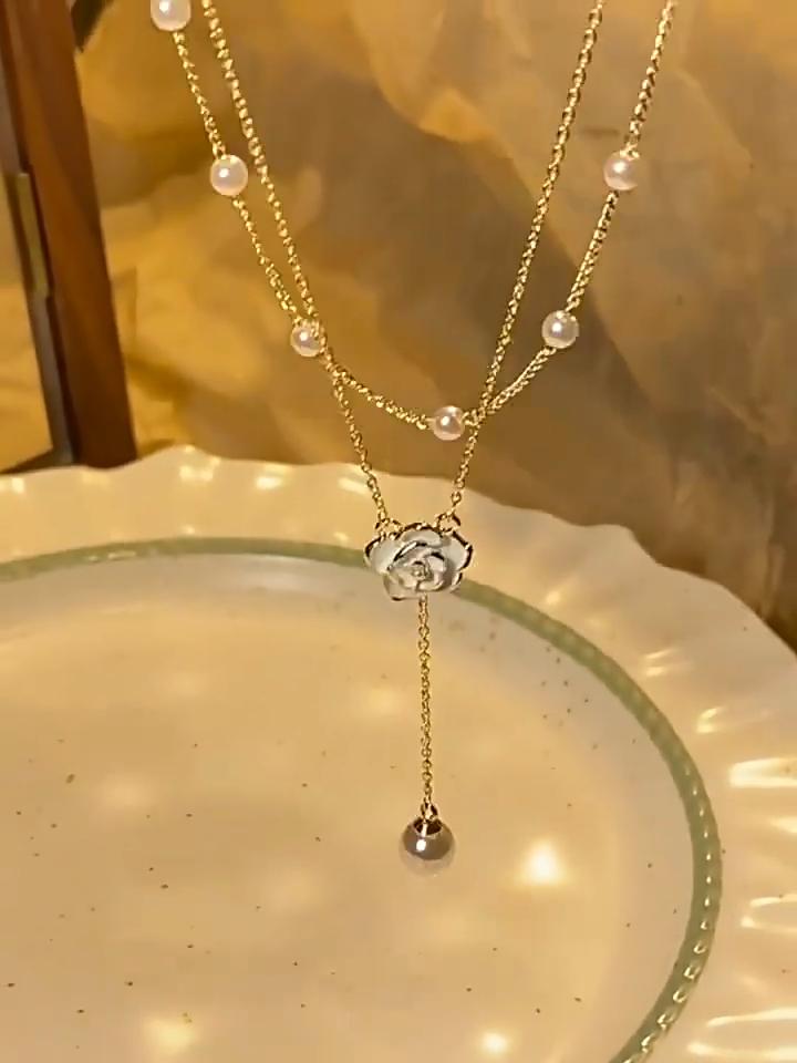 Collier de perles à franges double couche pour femmes, design de niche, chaîne de clavicule en camélia, chaîne de cou de tempérament de luxe léger