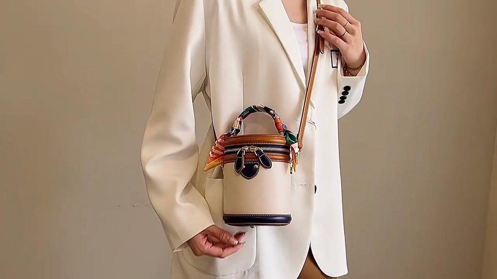 Barevná válečková taška přes rameno s ozdobným šátkem, malá taška s horní rukojetí, stylová crossbody kabelka pro ženy