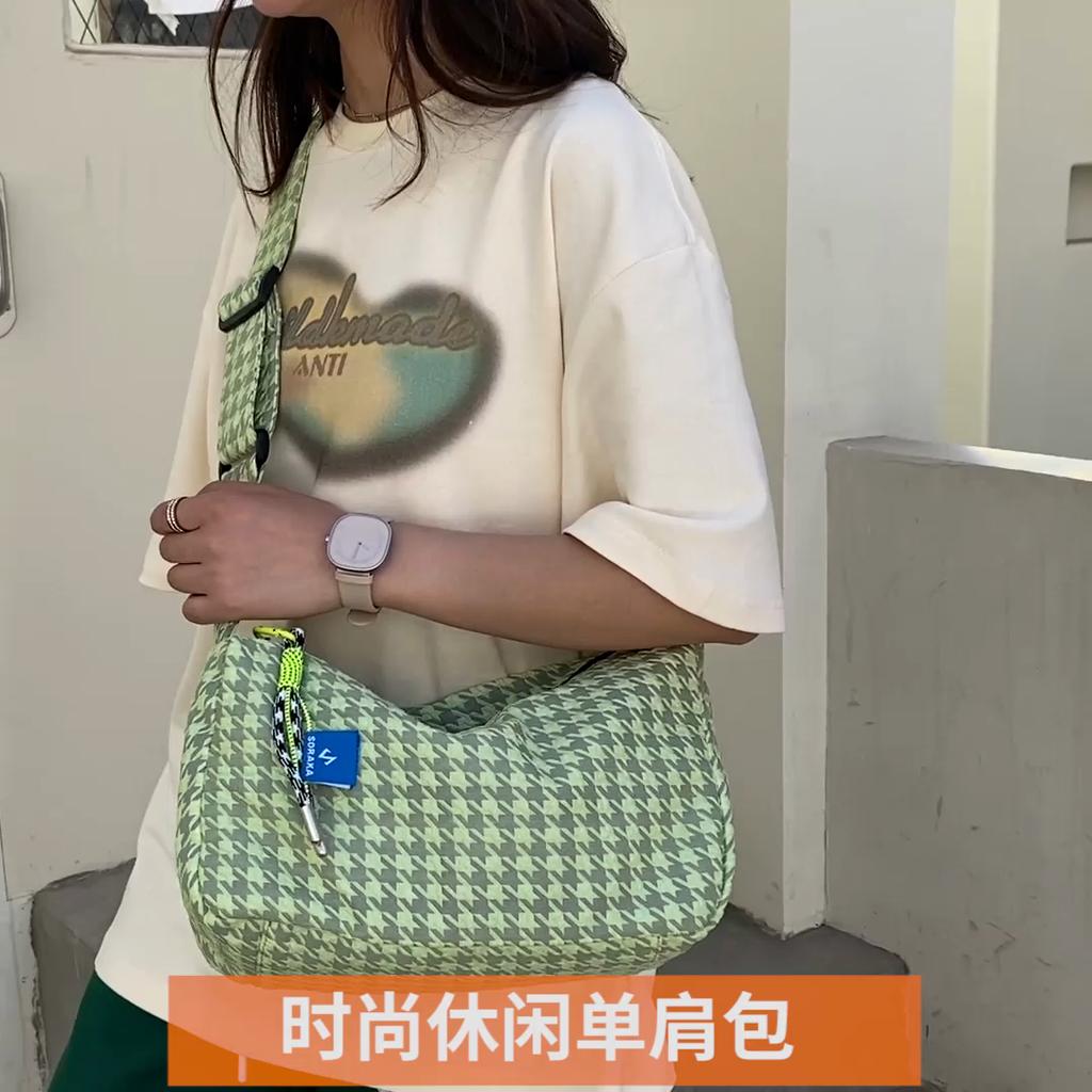 Checkered single shoulder bag, large capacity travel cross-body bag, light and casual underarm bag