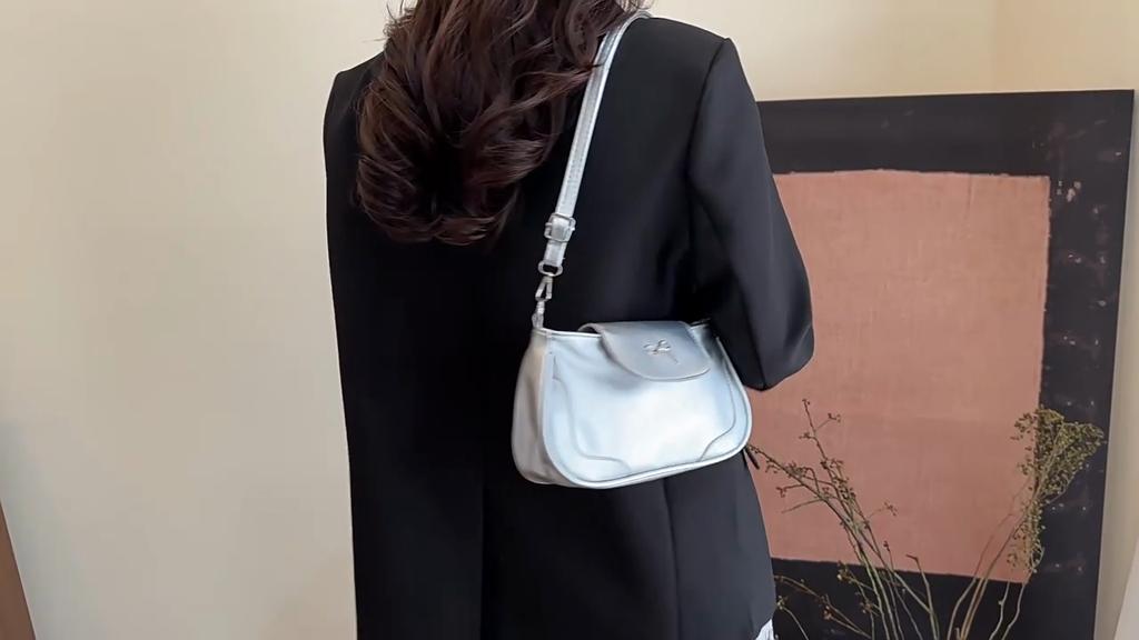 Stylish Womens Shoulder Bag With Zipper Closure And Inner Phone Pocket For Everyday Use