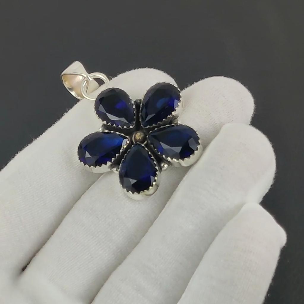 Blauer Saphir-Edelstein-Silberanhänger aus 925er Sterlingsilber – handgefertigtes Blumendesign, Alltagsschmuck, Geburtstagsgeschenk für die Liebe