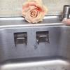 Portaspugne in Acciaio Inossidabile per Lavello da Cucina Senza Foratura Adesivo Organizer per Lavello con Ganci per Spugne e Spazzole