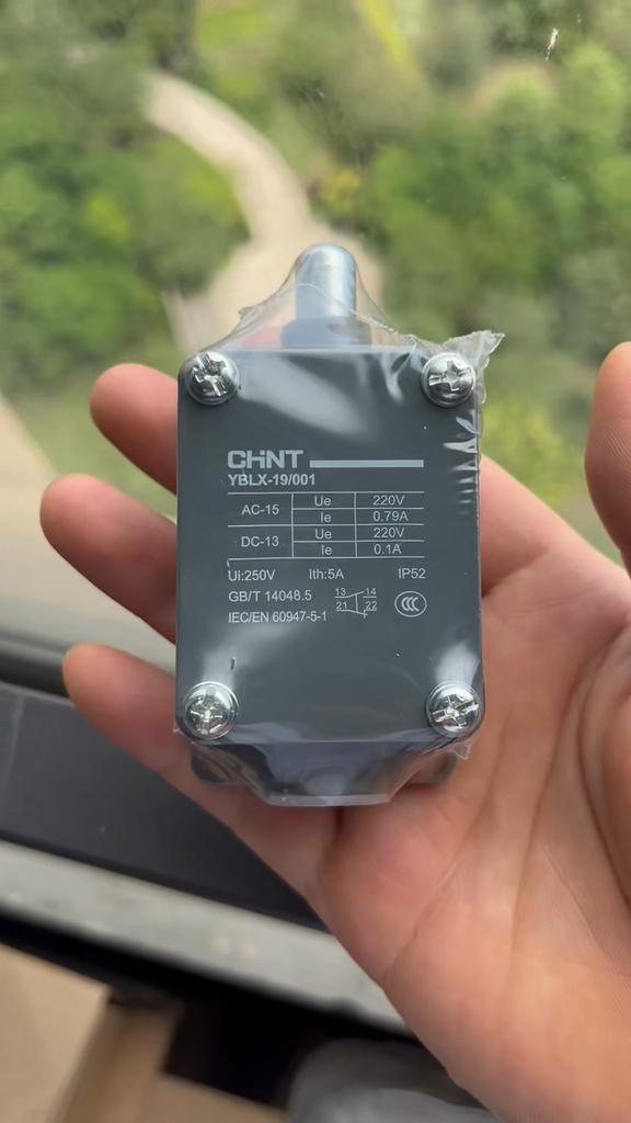 1Pc YBLX-19/001 Direct Acting Position Limit Switch for Embroidery Machine Automatic Reset Without Roller