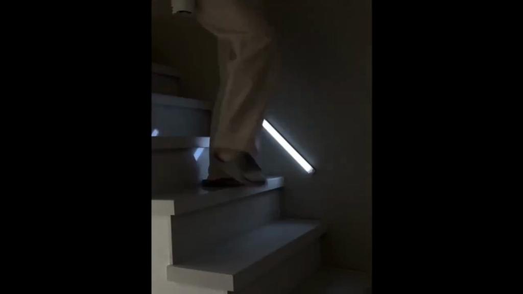 4 Multi Size Magnetic LED Motion Sensor Lights, Rechargeable Cabinet Lights,used for Bedrooms,kitchens,corridors,stairs,wardrobes,garages,bathrooms