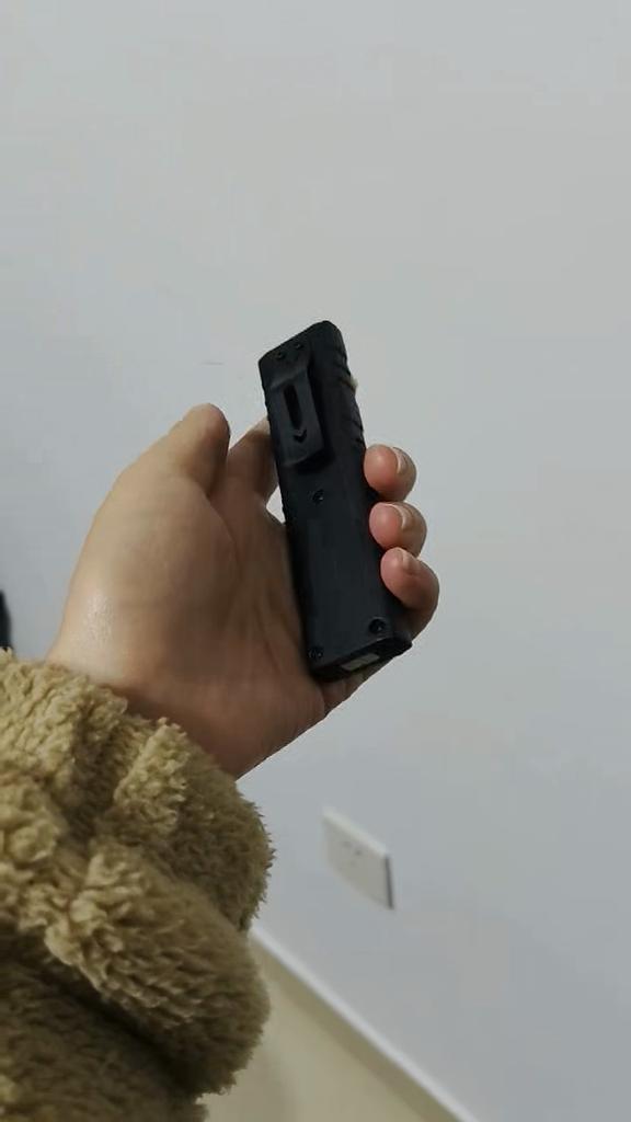 ST7 PRO EDC Světelný zdroj Vlastnosti Funkce laserového ukazovátka Režim svítilny Magnetická základna Kapesní klip ABS konstrukce Kempování Turistika