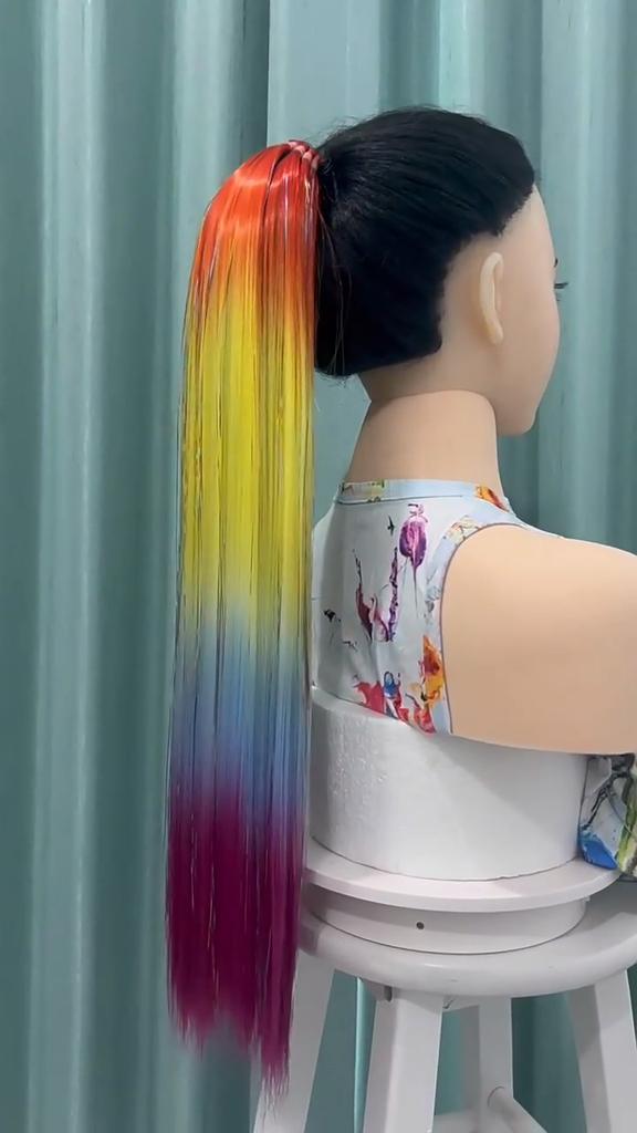 Syntetický culík s 9 prameny třpytivých lesklých duhových třásní, gumičky pro párty, cosplay
