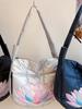 Geräumige gesteppte Hobo-Tasche mit farbenfroher Lotus-Stickerei Modische Umhängetasche für Damen Große Kapazität Tote für Reisen Tägliche Nutzung Weich gepolstert