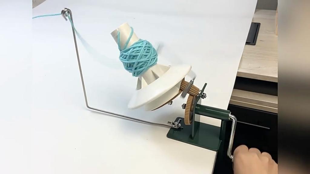 Yarn Winder for Crocheting,Metal Manual Yarn Winder,Large Capacity Hand Operated Nylon Gears Ball Winder with Tabletop Clamp