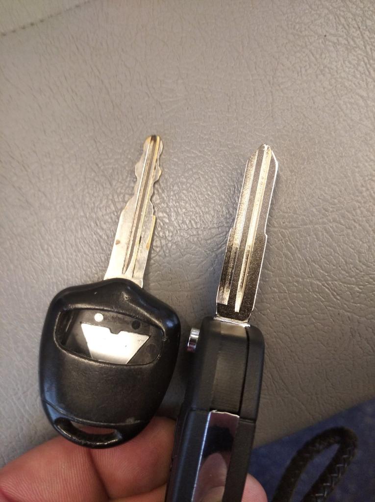 KUNIO Keyless - Custodia portachiavi adatta per Mitsubishi Outlander PHEV Eclipse Cross ASX Pajero Sport Space Star accessorio custodia portachiavi, argento e blu, 2/3 Tasten