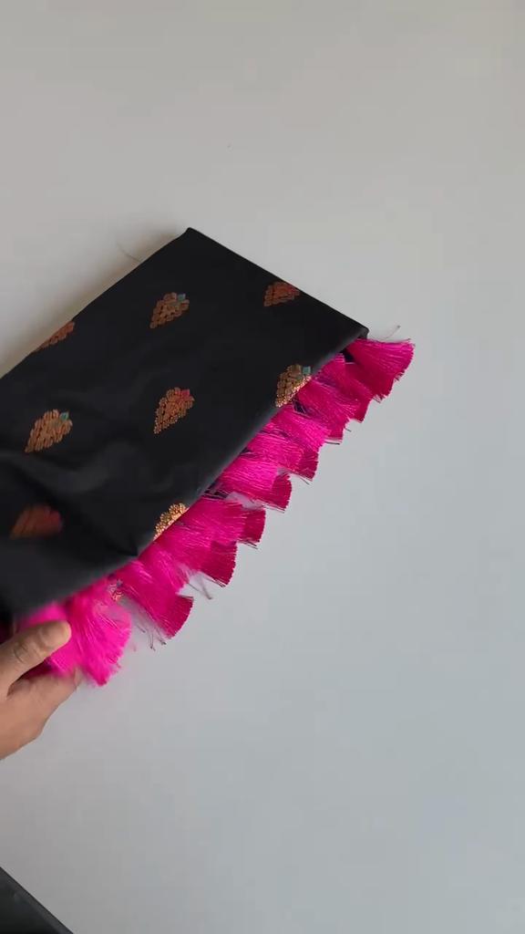 Hedvábné sárí Paithani s unikátními motivy pávů a prací meenakari s kontrastním pallu a designovým kontrastním lemem.. Se střapci.