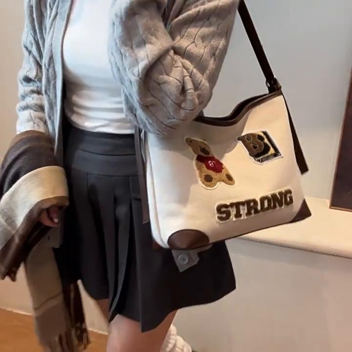 Vintage Bear Cartoon Tote Bag Large Capacity Commuter Women Shoulder Bag Fashionable Versatile Teenagers Girls School Bag