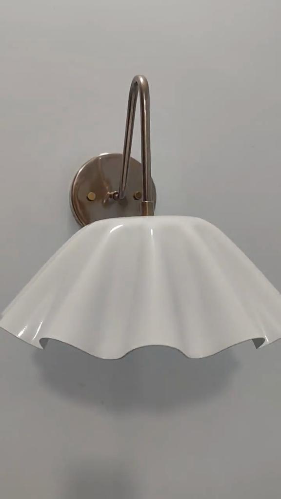 Vintage Brass Wall Sconce with Wavy White Shade – Mid-Century Modern Wall Light for Home Decor & Ambient Lighting