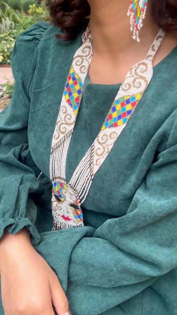 Naszyjnik z koralików seed z abstrakcyjną twarzą kobiety: Wielobarwna biżuteria hippisowska