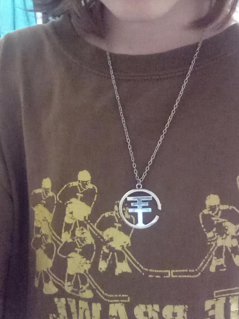 MIELEU Collana Pendente Tokio Hotel – Gioiello Con Logo E Simbolo Per Fan – Regalo Originale Unisex Per Halloween, Matrimonio O Uso Quotidiano