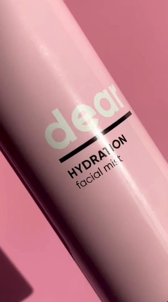 BANILA CO Dear Hydration Cool Down Mist 100 ml, cette brume se marie parfaitement avec le maquillage et pénètre rapidement dans la peau pour offrir un effet rafraîchissant