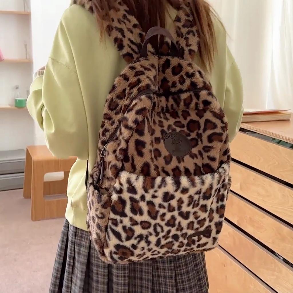 Plyschryggsäck med leopardmönster för kvinnor – Söt & mysig pälsklädd skolväska – Perfekt för vintermode & fritidsbruk