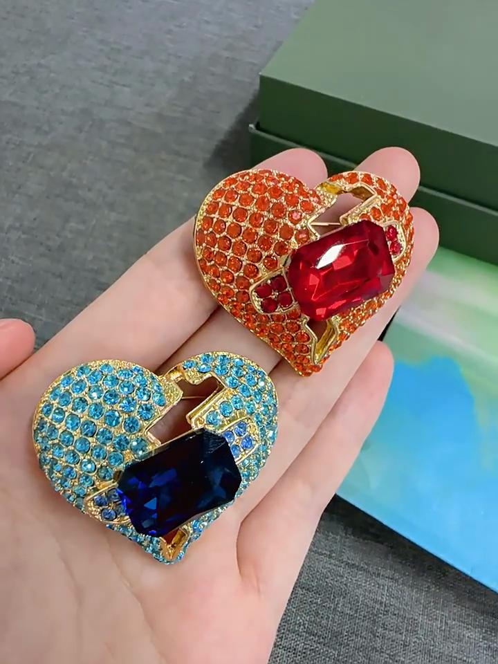 Cross-border New Full Diamond Peach Heart Brooch Women's Alloy Rhinestone Temperament Versatile Clothing Pin Brooch Anti-light Fixing