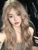 Lange gewellte blonde synthetische Perücke Mittelscheitel Fluffig Lolita Cosplay Damenperücke Hitzebeständig für tägliche Party