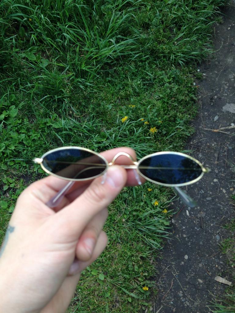 Occhiali da sole vintage ovali con montatura in nero | Acquisti Online su