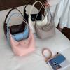 Minimalistische Weiche PU-Schultertasche für Damen Gebogene Silhouette Klappenverschluss