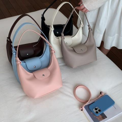 Minimalistische Weiche PU-Schultertasche für Damen Gebogene Silhouette Klappenverschluss