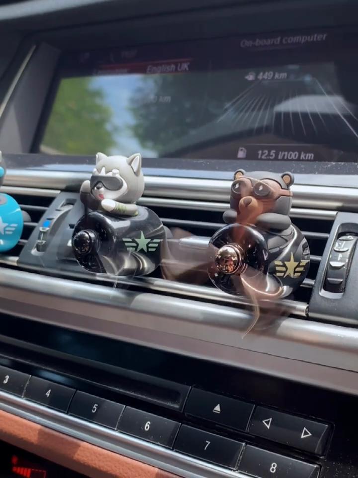 Osvěžovač vzduchu do auta Cute Bear Pilot | Rotační vrtulový difuzor | Dlouhotrvající vůně