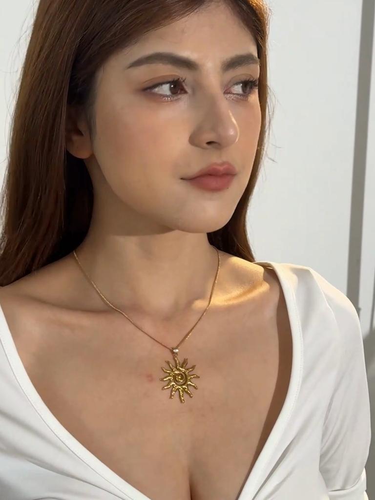 Fashionable and Minimalist Metal Spiral Sun Geometric Pendant Necklace Suitable for Women's Gatherings, Daily Matching Gifts
