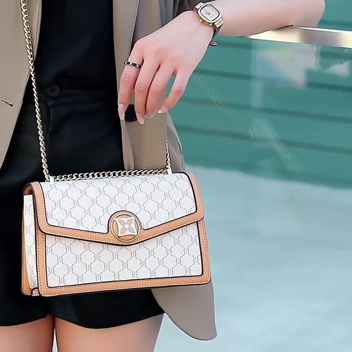 Taschen und Handtaschen 2023 Neue geschlungene Damen-Joker-bedruckte Schulter-Umhängetasche, modische Kette, Umschlag, kleine Tasche.