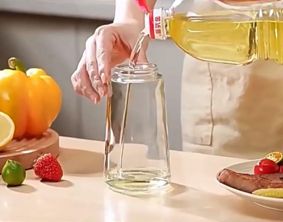 2-in-1 Dunkelglas-Ölsprüher Olivenöl-Spender Schwarzer Lichtdichter Ölsprüher zum Kochen Salate und Barbecues Barbecue-Werkzeuge