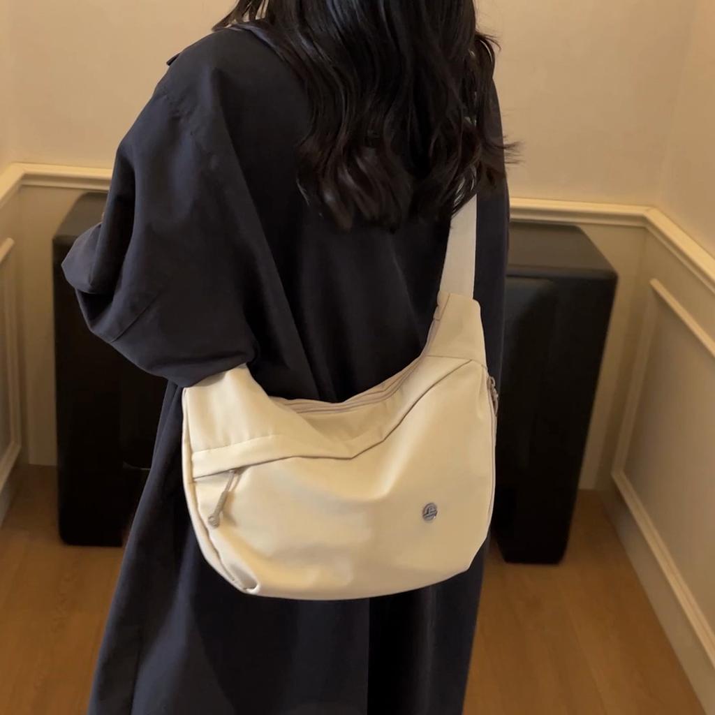 Lightweight Nylon Crossbody Bag for Women – Sleek & Water-Resistant Design with Adjustable Strap, Perfect for Daily Use