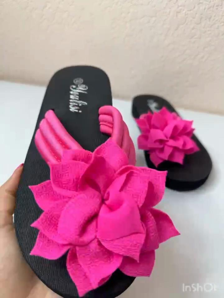 A Pair of Women's Slippers with Floral Pattern Suitable for All Seasons Easy To Put On And Take Off, Vacation Style Fabric Upper EVA Sole and Insole